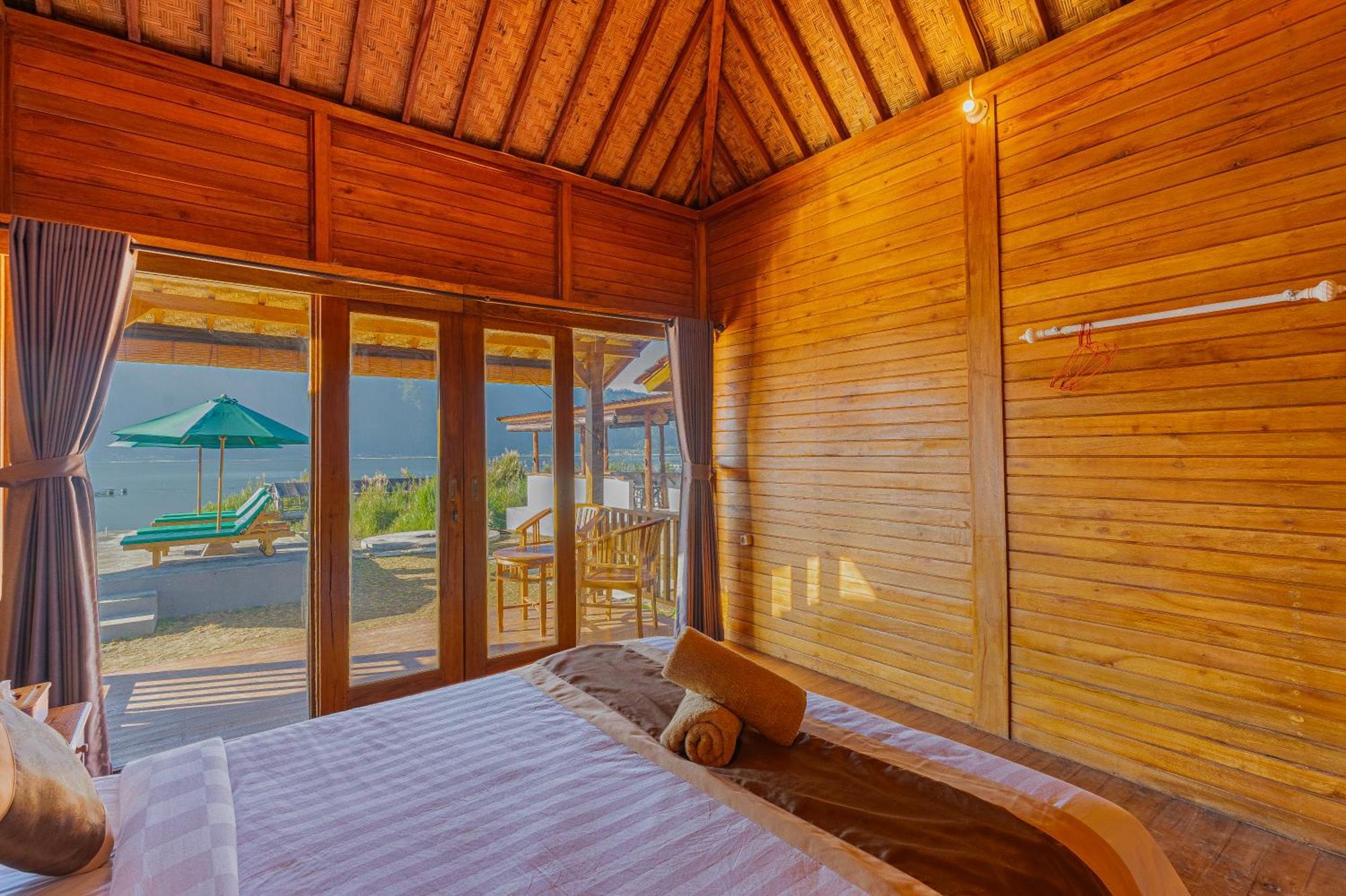 D Sila's Tepi Danu & Natural Hot Spring Lodge